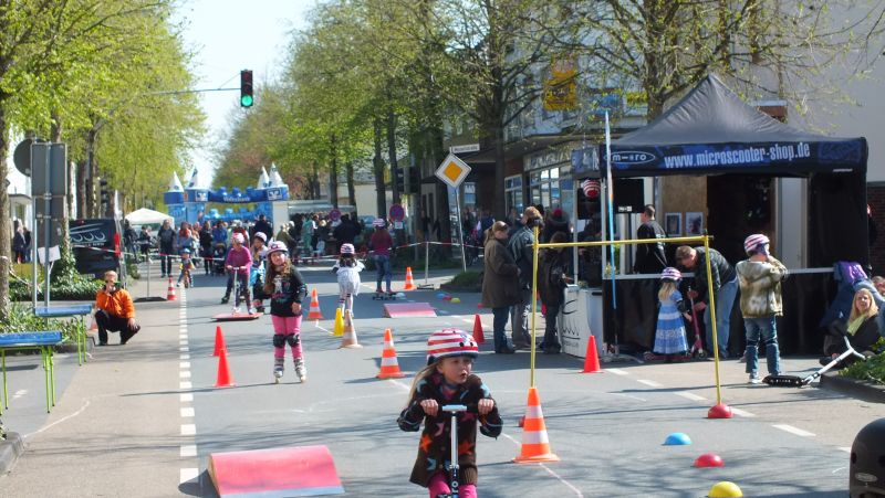 Kinder auf dem Aktiv-Parcours