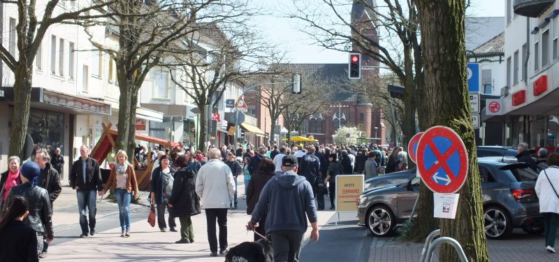 Belebte Hauptstraße beim Aktiv-Fest